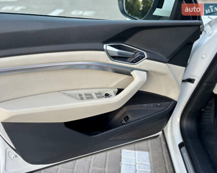 Белый Ауди E-Tron, объемом двигателя 0 л и пробегом 17 тыс. км за 47500 $, фото 8 на Automoto.ua