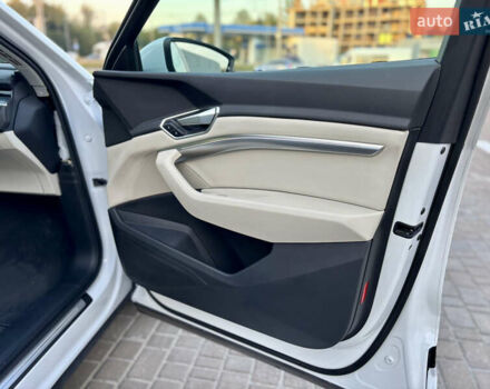 Белый Ауди E-Tron, объемом двигателя 0 л и пробегом 17 тыс. км за 47500 $, фото 11 на Automoto.ua