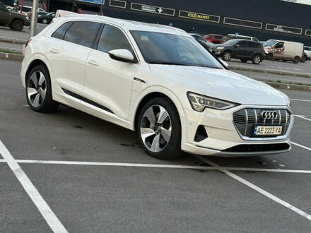 Белый Ауди E-Tron, объемом двигателя 0 л и пробегом 110 тыс. км за 31000 $, фото 1 на Automoto.ua