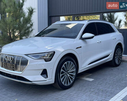 Белый Ауди E-Tron, объемом двигателя 0 л и пробегом 66 тыс. км за 33800 $, фото 1 на Automoto.ua