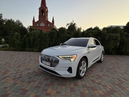 Білий Ауді E-Tron, об'ємом двигуна 0 л та пробігом 68 тис. км за 33500 $, фото 1 на Automoto.ua