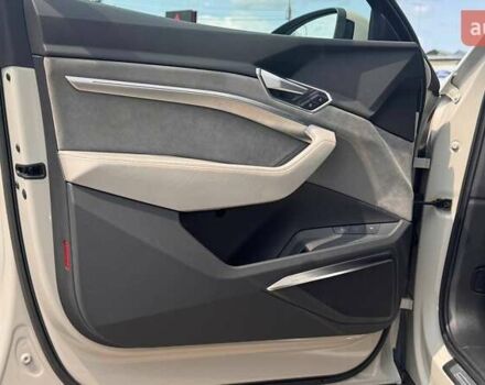 Бежевый Ауди E-Tron, объемом двигателя 0 л и пробегом 95 тыс. км за 36515 $, фото 10 на Automoto.ua