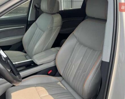 Бежевый Ауди E-Tron, объемом двигателя 0 л и пробегом 95 тыс. км за 36515 $, фото 15 на Automoto.ua