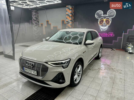 Ауди E-Tron 2020 в Житомире на Automoto.ua Бежевый Ауди E-Tron, объемом двигателя 0 л и пробегом 64 тыс. км за 32000 $, фото 1 на Automoto.ua