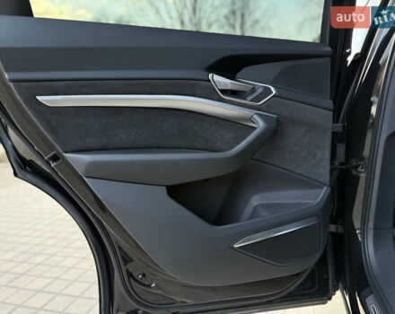 Чорний Ауді E-Tron, об'ємом двигуна 0 л та пробігом 108 тис. км за 33999 $, фото 53 на Automoto.ua