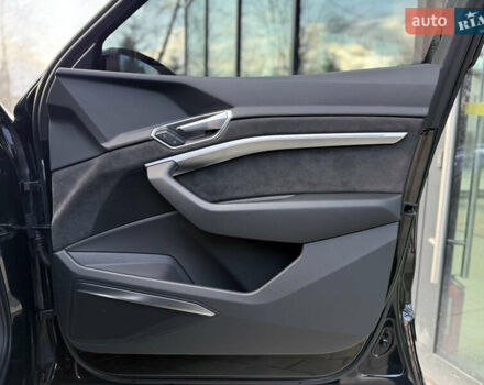 Чорний Ауді E-Tron, об'ємом двигуна 0 л та пробігом 108 тис. км за 33999 $, фото 66 на Automoto.ua