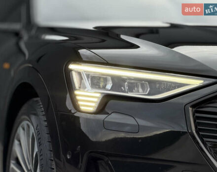 Чорний Ауді E-Tron, об'ємом двигуна 0 л та пробігом 162 тис. км за 28500 $, фото 7 на Automoto.ua