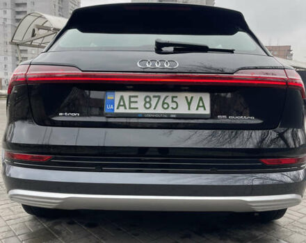 Чорний Ауді E-Tron, об'ємом двигуна 0 л та пробігом 138 тис. км за 29900 $, фото 5 на Automoto.ua