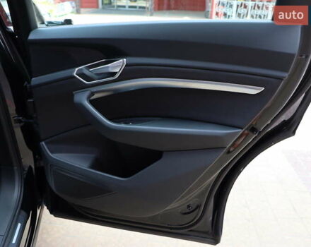 Чорний Ауді E-Tron, об'ємом двигуна 0 л та пробігом 86 тис. км за 29800 $, фото 47 на Automoto.ua