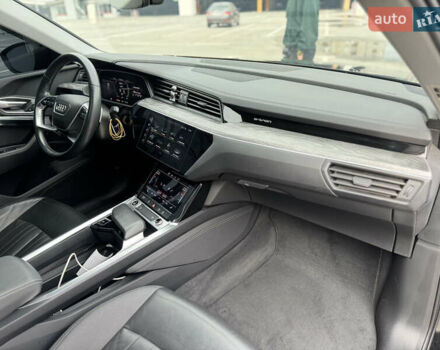 Чорний Ауді E-Tron, об'ємом двигуна 0 л та пробігом 155 тис. км за 30999 $, фото 49 на Automoto.ua