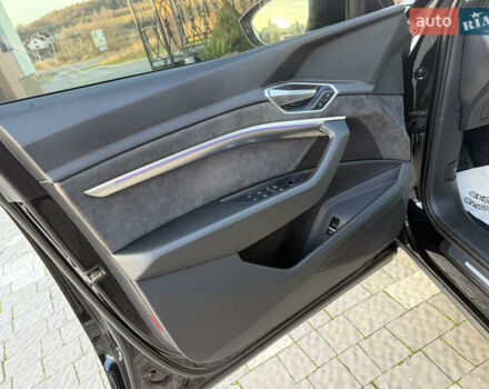 Чорний Ауді E-Tron, об'ємом двигуна 0 л та пробігом 150 тис. км за 26999 $, фото 68 на Automoto.ua