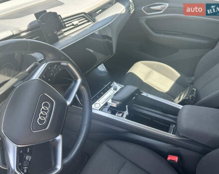 Чорний Ауді E-Tron, об'ємом двигуна 0 л та пробігом 130 тис. км за 23990 $, фото 17 на Automoto.ua