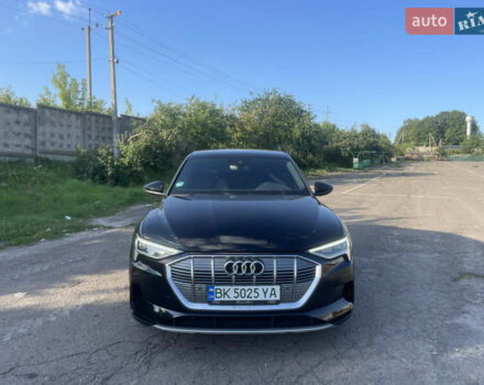 Чорний Ауді E-Tron, об'ємом двигуна 0 л та пробігом 58 тис. км за 34450 $, фото 5 на Automoto.ua