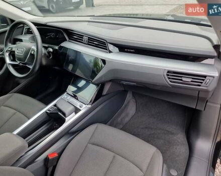 Чорний Ауді E-Tron, об'ємом двигуна 0 л та пробігом 154 тис. км за 19500 $, фото 29 на Automoto.ua