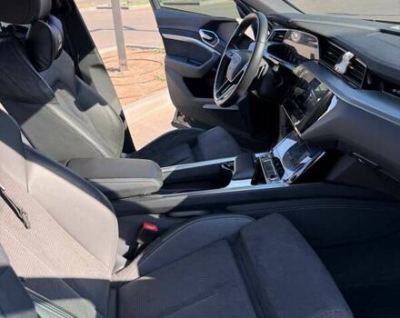 Черный Ауди E-Tron, объемом двигателя 0 л и пробегом 38 тыс. км за 39800 $, фото 10 на Automoto.ua