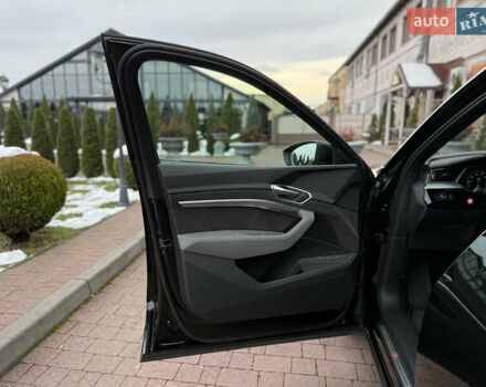 Чорний Ауді E-Tron, об'ємом двигуна 0 л та пробігом 51 тис. км за 31499 $, фото 34 на Automoto.ua