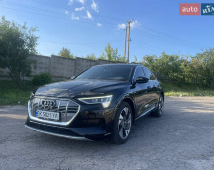 Чорний Ауді E-Tron, об'ємом двигуна 0 л та пробігом 58 тис. км за 34450 $, фото 6 на Automoto.ua