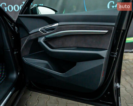 Чорний Ауді E-Tron, об'ємом двигуна 0 л та пробігом 75 тис. км за 29900 $, фото 61 на Automoto.ua