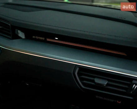 Чорний Ауді E-Tron, об'ємом двигуна 0 л та пробігом 75 тис. км за 29900 $, фото 46 на Automoto.ua