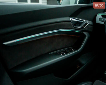 Чорний Ауді E-Tron, об'ємом двигуна 0 л та пробігом 75 тис. км за 29900 $, фото 71 на Automoto.ua