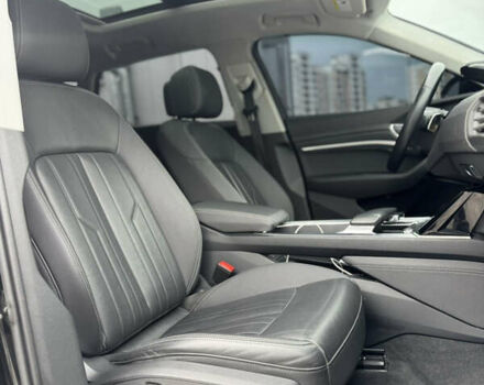 Чорний Ауді E-Tron, об'ємом двигуна 0 л та пробігом 155 тис. км за 30999 $, фото 48 на Automoto.ua