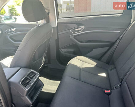 Чорний Ауді E-Tron, об'ємом двигуна 0 л та пробігом 130 тис. км за 23990 $, фото 12 на Automoto.ua