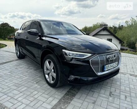 Чорний Ауді E-Tron, об'ємом двигуна 0 л та пробігом 70 тис. км за 29900 $, фото 3 на Automoto.ua