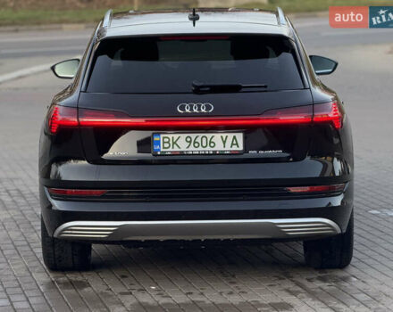 Чорний Ауді E-Tron, об'ємом двигуна 0 л та пробігом 155 тис. км за 28500 $, фото 4 на Automoto.ua
