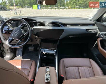 Чорний Ауді E-Tron, об'ємом двигуна 0 л та пробігом 116 тис. км за 26684 $, фото 21 на Automoto.ua