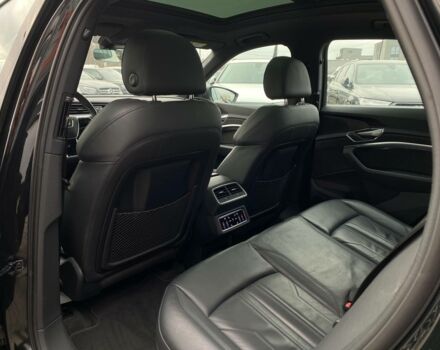 Чорний Ауді E-Tron, об'ємом двигуна 0 л та пробігом 81 тис. км за 36500 $, фото 23 на Automoto.ua