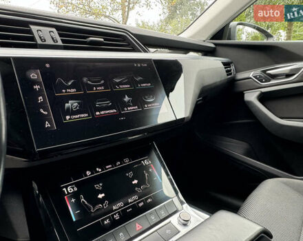 Чорний Ауді E-Tron, об'ємом двигуна 0 л та пробігом 190 тис. км за 23900 $, фото 16 на Automoto.ua