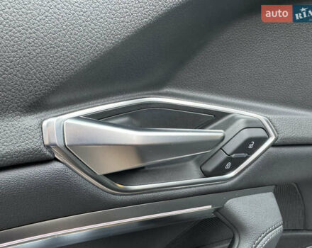 Чорний Ауді E-Tron, об'ємом двигуна 0 л та пробігом 190 тис. км за 24199 $, фото 13 на Automoto.ua