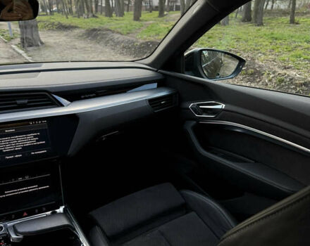 Чорний Ауді E-Tron, об'ємом двигуна 0 л та пробігом 178 тис. км за 31000 $, фото 6 на Automoto.ua