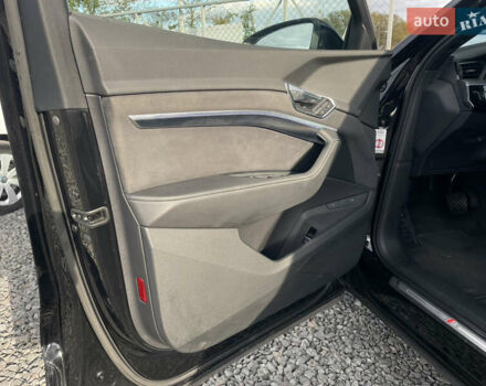 Чорний Ауді E-Tron, об'ємом двигуна 0 л та пробігом 70 тис. км за 39999 $, фото 58 на Automoto.ua