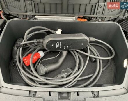 Черный Ауди E-Tron, объемом двигателя 0 л и пробегом 64 тыс. км за 35955 $, фото 77 на Automoto.ua