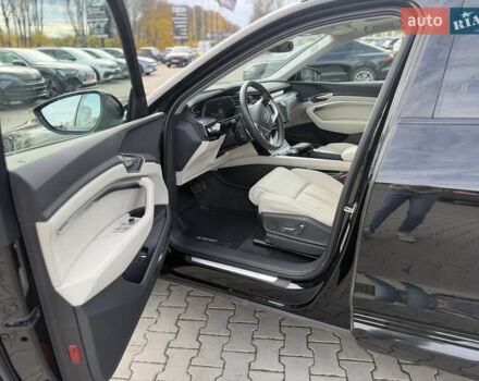 Черный Ауди E-Tron, объемом двигателя 0 л и пробегом 56 тыс. км за 40890 $, фото 16 на Automoto.ua