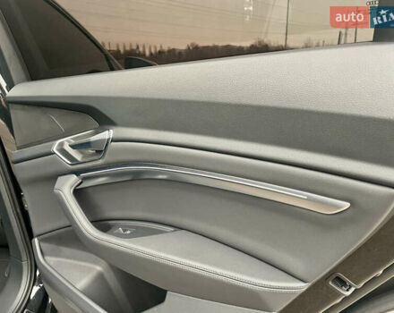 Черный Ауди E-Tron, объемом двигателя 0 л и пробегом 39 тыс. км за 39950 $, фото 42 на Automoto.ua