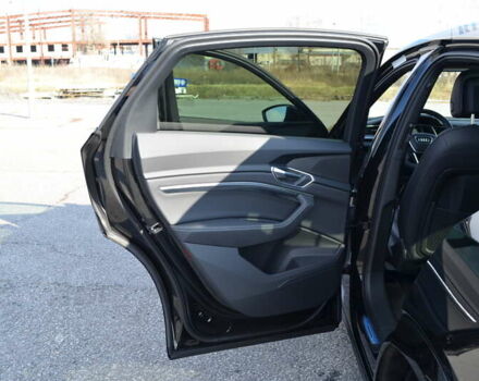 Черный Ауди E-Tron, объемом двигателя 0 л и пробегом 5 тыс. км за 47000 $, фото 6 на Automoto.ua