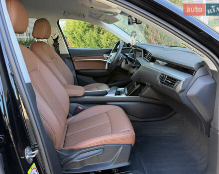 Чорний Ауді E-Tron, об'ємом двигуна 0 л та пробігом 79 тис. км за 29999 $, фото 44 на Automoto.ua