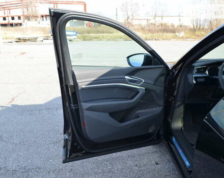 Черный Ауди E-Tron, объемом двигателя 0 л и пробегом 5 тыс. км за 47000 $, фото 1 на Automoto.ua