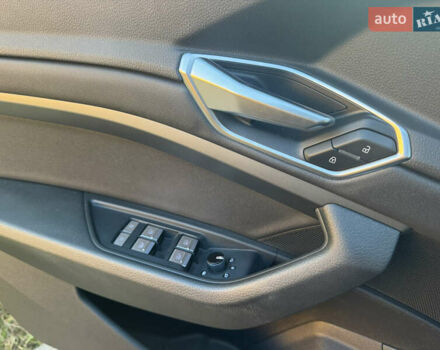 Черный Ауди E-Tron, объемом двигателя 0 л и пробегом 129 тыс. км за 27777 $, фото 30 на Automoto.ua