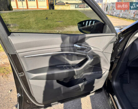 Чорний Ауді E-Tron, об'ємом двигуна 0 л та пробігом 70 тис. км за 36900 $, фото 23 на Automoto.ua