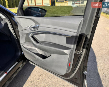 Чорний Ауді E-Tron, об'ємом двигуна 0 л та пробігом 70 тис. км за 36900 $, фото 30 на Automoto.ua