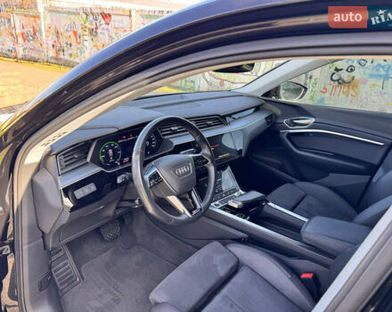 Чорний Ауді E-Tron, об'ємом двигуна 0 л та пробігом 70 тис. км за 36900 $, фото 24 на Automoto.ua