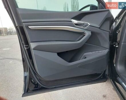Черный Ауди E-Tron, объемом двигателя 0 л и пробегом 47 тыс. км за 48000 $, фото 29 на Automoto.ua
