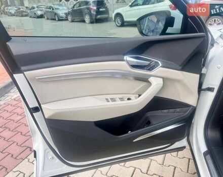 Ауди E-Tron, объемом двигателя 0 л и пробегом 8 тыс. км за 55000 $, фото 7 на Automoto.ua