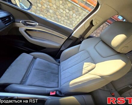 Желтый Ауди E-Tron, объемом двигателя 0 л и пробегом 49 тыс. км за 41500 $, фото 3 на Automoto.ua