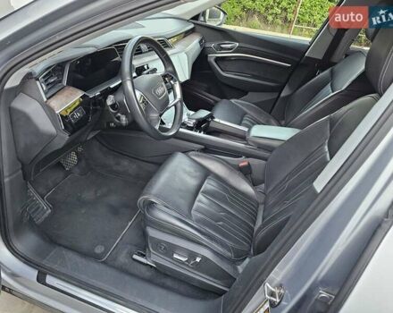 Серый Ауди E-Tron, объемом двигателя 0 л и пробегом 121 тыс. км за 27700 $, фото 20 на Automoto.ua