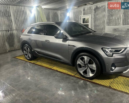 Серый Ауди E-Tron, объемом двигателя 0 л и пробегом 63 тыс. км за 39500 $, фото 2 на Automoto.ua