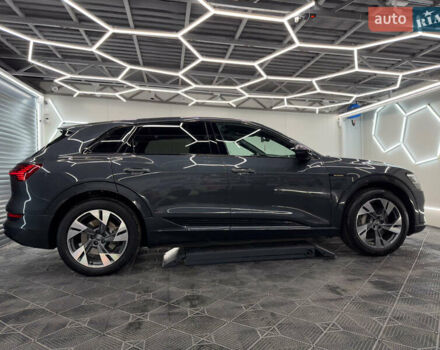 Серый Ауди E-Tron, объемом двигателя 0 л и пробегом 86 тыс. км за 32500 $, фото 3 на Automoto.ua